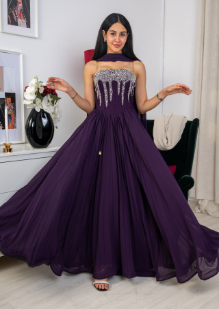 فستان سواريه لإطلالة ملكية جذابة