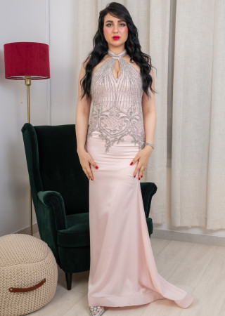 فستان براق من الشيفون والترتر مع ياقات مُرصعة وقصة بدون أكمام