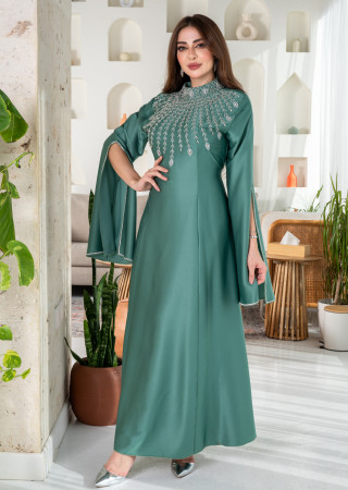 فستان فخم بتصميم ملكي وتطريز أنيق 