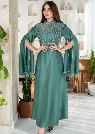 فستان فخم بتصميم ملكي وتطريز أنيق 